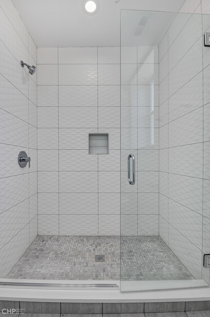 2100 North Halsted Street, Unit 4R Chicago, IL 60614 - Photo 18 of 26 a bathroom with a shower