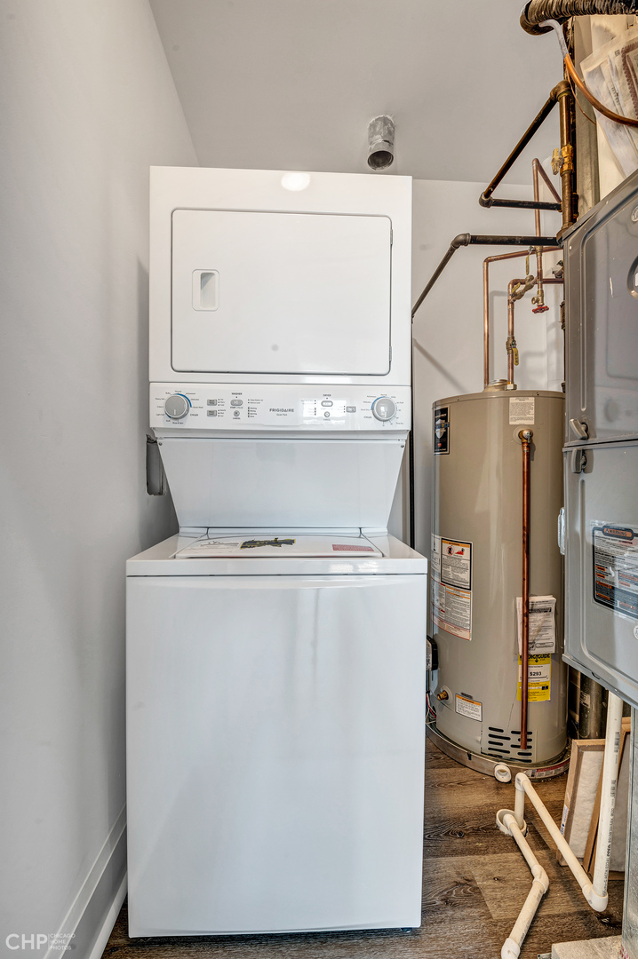 2100 North Halsted Street, Unit 4R Chicago, IL 60614 - Photo 10 of 26 a utility room with dryer and washer