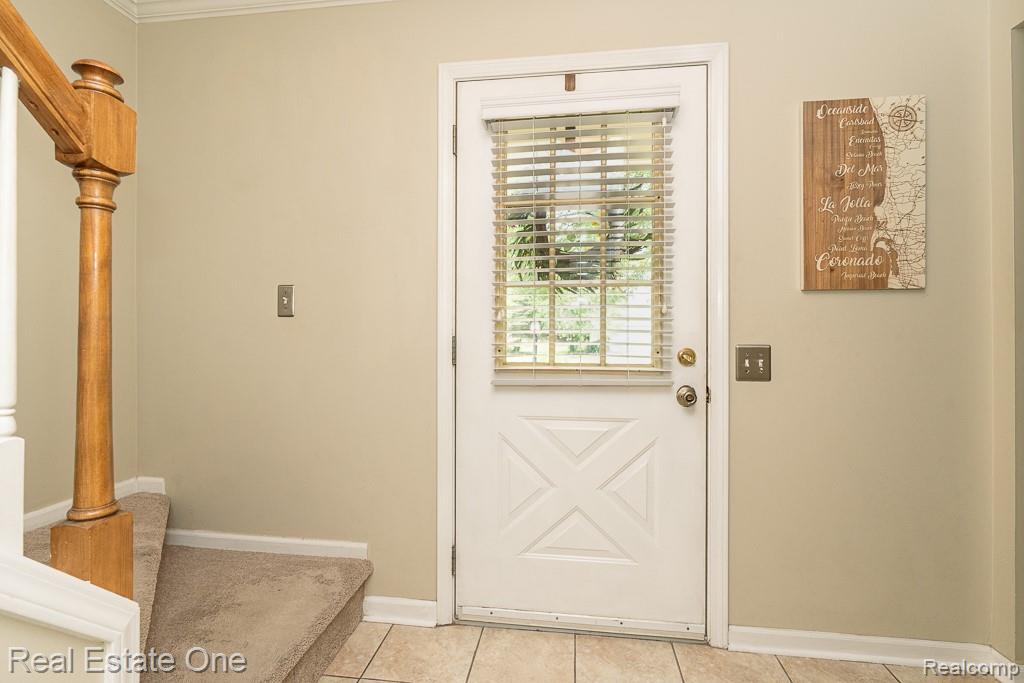 606 Whitney Drive Rochester, MI 48307 - Photo 2 of 42 606 Whitney_MLS-001.jpg