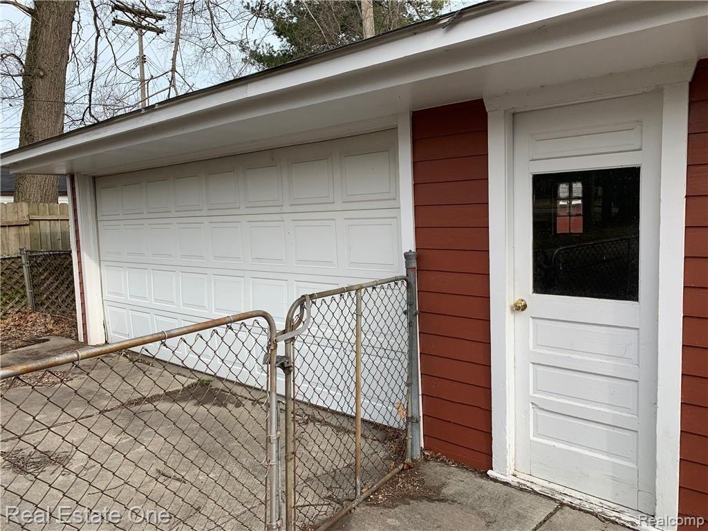 20472 Wick Road Taylor, MI 48180 - Photo 18 of 24 Garage entry