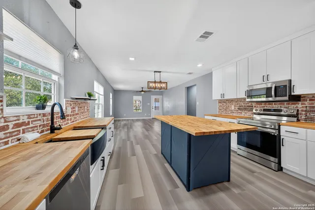 $2,000 | 1203 Ave J, Hondo, TX 78861