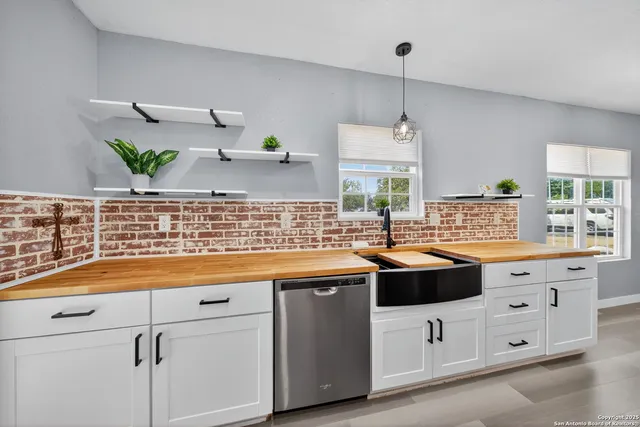 $2,000 | 1203 Ave J, Hondo, TX 78861