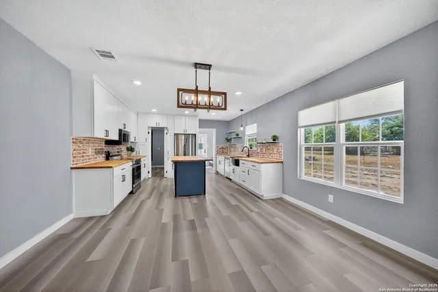 $2,000 | 1203 Ave J, Hondo, TX 78861