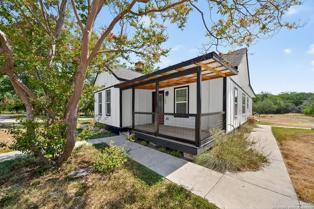 $2,000 | 1203 Ave J, Hondo, TX 78861