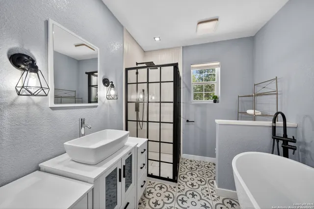 $2,000 | 1203 Ave J, Hondo, TX 78861