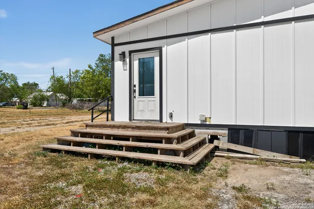 $2,000 | 1203 Ave J, Hondo, TX 78861