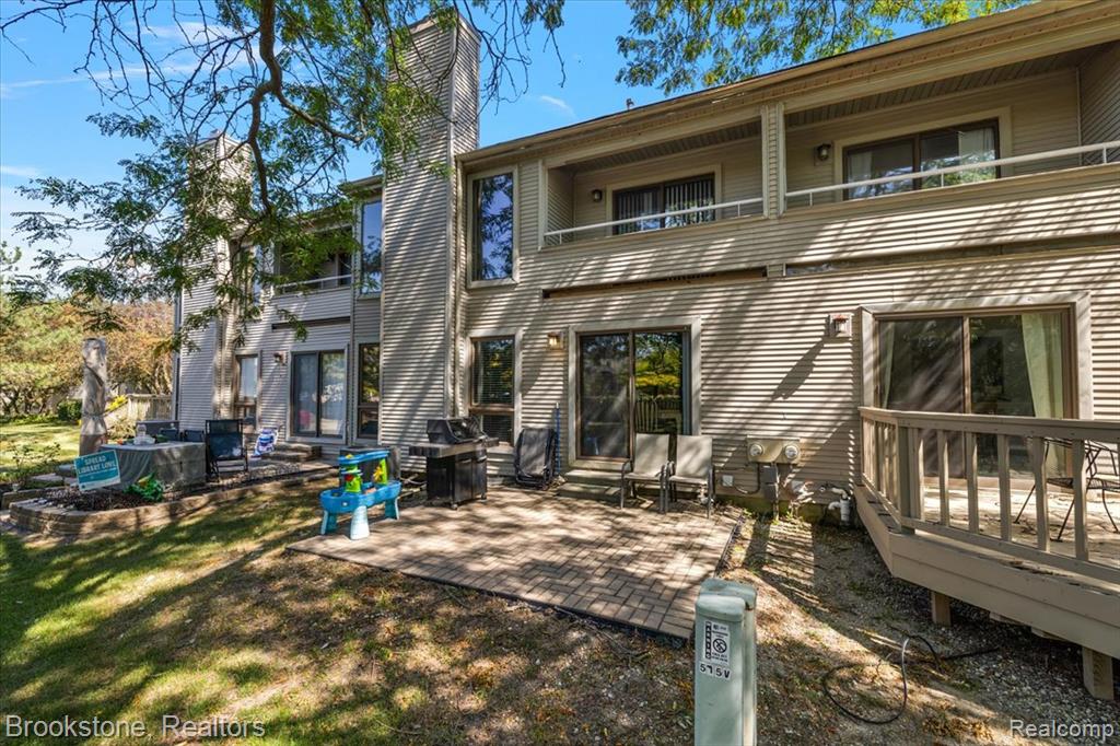 525 Oxford Court Rochester Hills, MI 48307 - Photo 8 of 49
