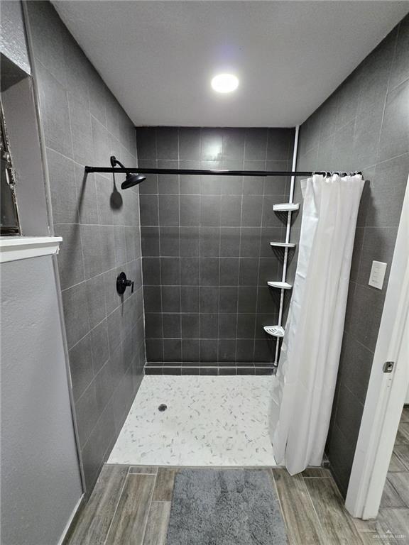 800 East Tulipan Avenue Hidalgo, TX 78557 - Photo 7 of 12 a bathroom with a shower and a toilet