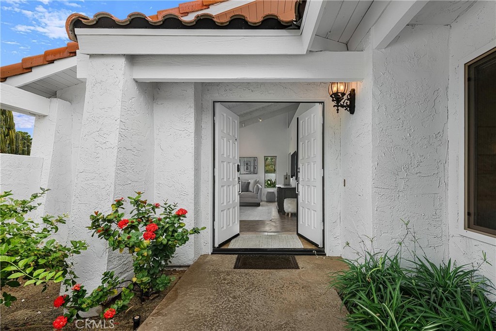 73425 Haystack Road Palm Desert, CA 92260 - Photo 4 of 30 a hallway with flowers and flowers