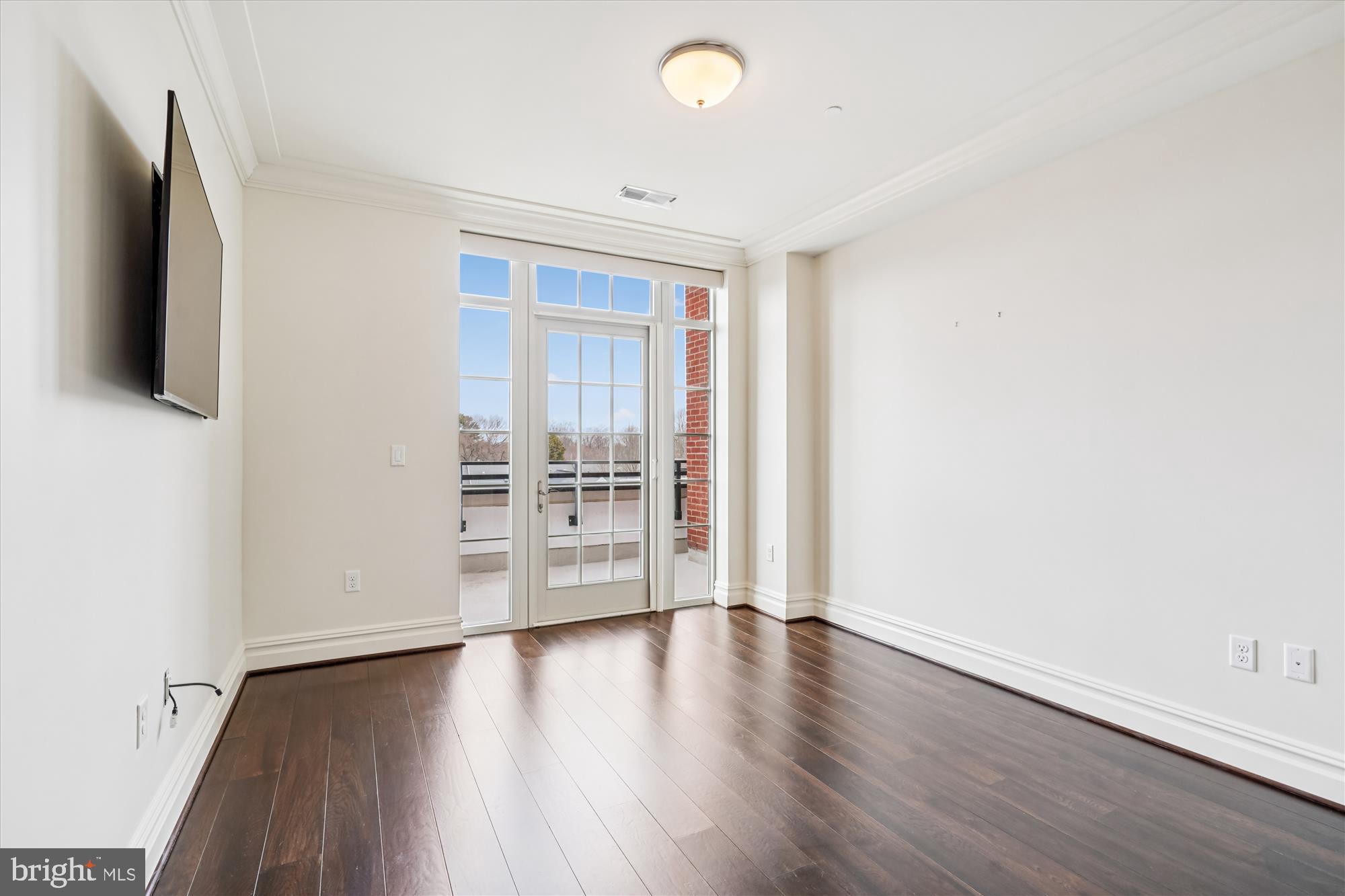 6900 Fleetwood Road, Unit 600 McLean, VA 22101 - Photo 9 of 31 an empty room with wooden floor and windows