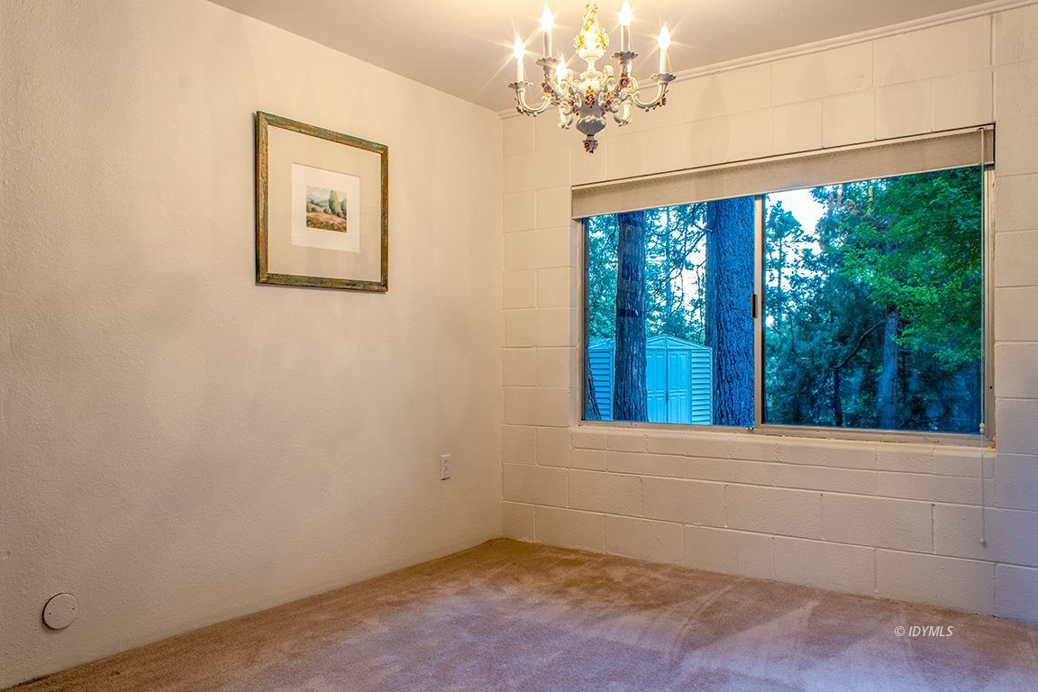25341 Tahquitz Road Idyllwild, CA 92549 - Photo 40 of 56 en empty room with windows