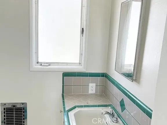 $1,925 | 250 Cliff Drive, Unit 17, Laguna Beach, CA 92651