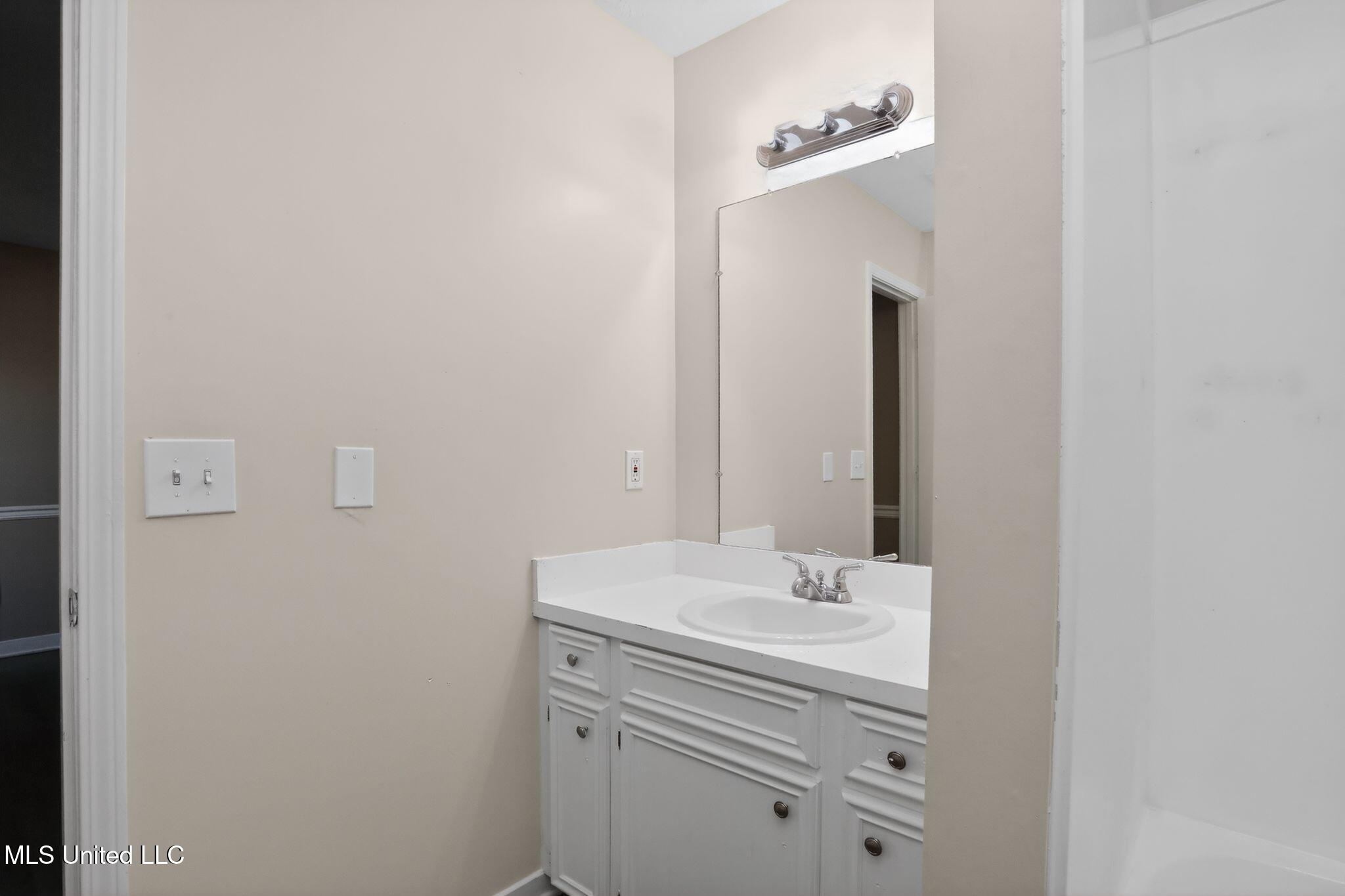 101 Sundew Place Jackson, MS 39212 - Photo 26 of 35 32_101_Sundew_Pl_Jackson_MS_39212-Bathro