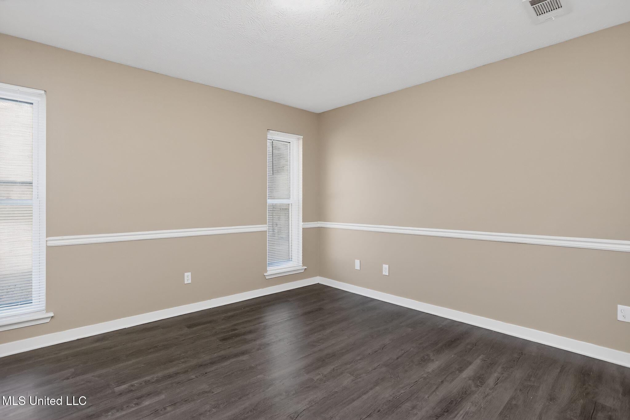 101 Sundew Place Jackson, MS 39212 - Photo 10 of 35 16_101_Sundew_Pl_Jackson_MS_39212-Living