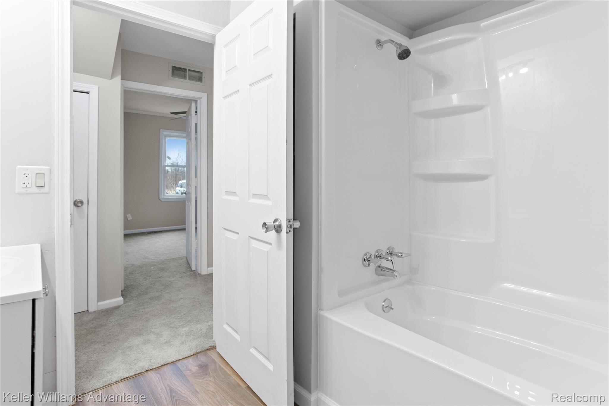 31721 Ecorse Road Romulus, MI 48174 - Photo 14 of 25 Brand new tub/shower