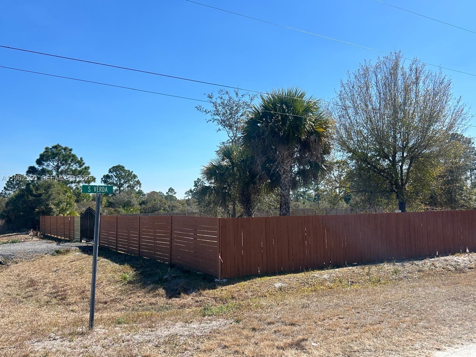 648 Hunting Club Avenue Clewiston, FL 33440 - Photo 14 of 22 a view of wooden fence