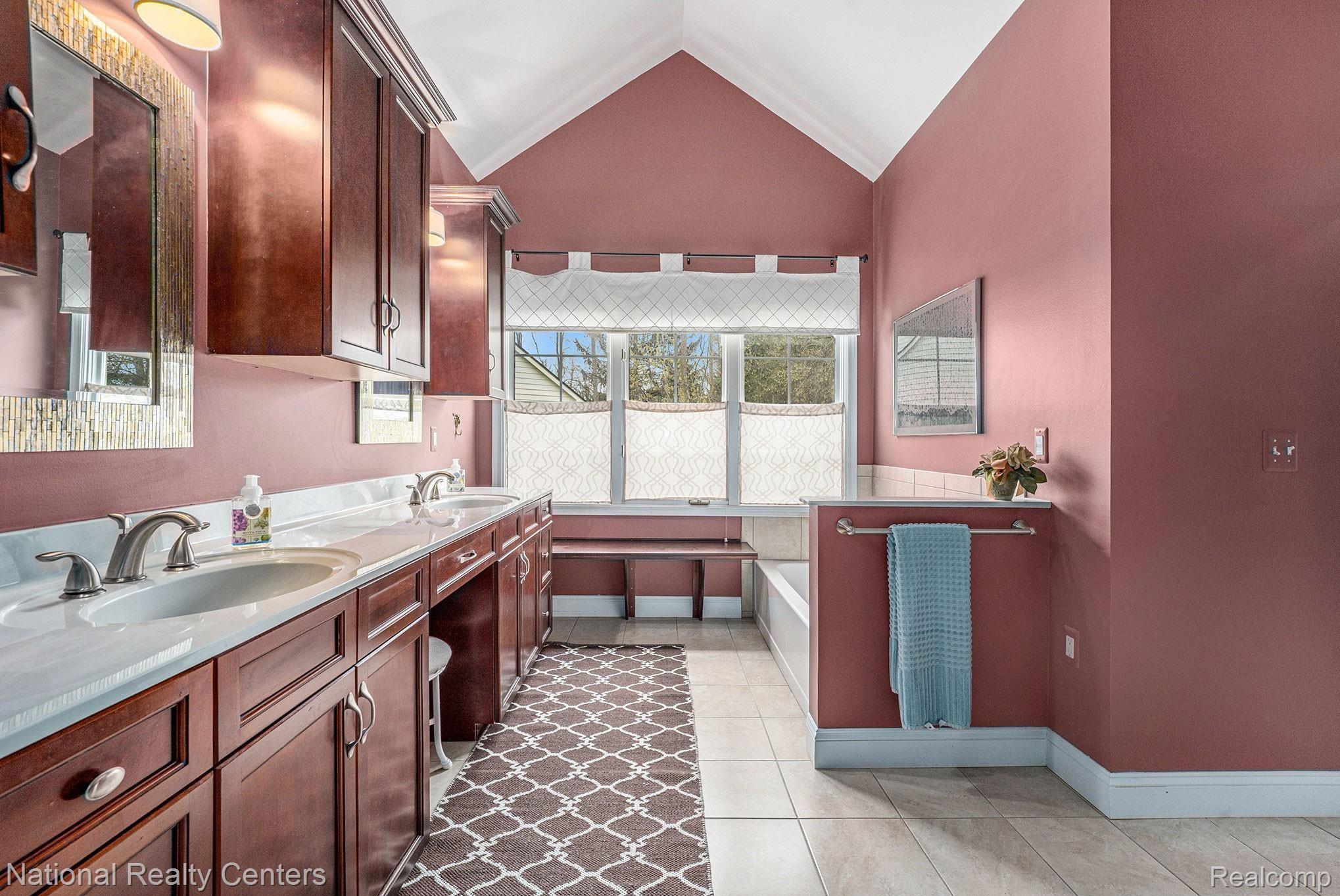 3371 Sawgrass Court Rochester, MI 48309 - Photo 20 of 38 primary en-suite with tub & shower