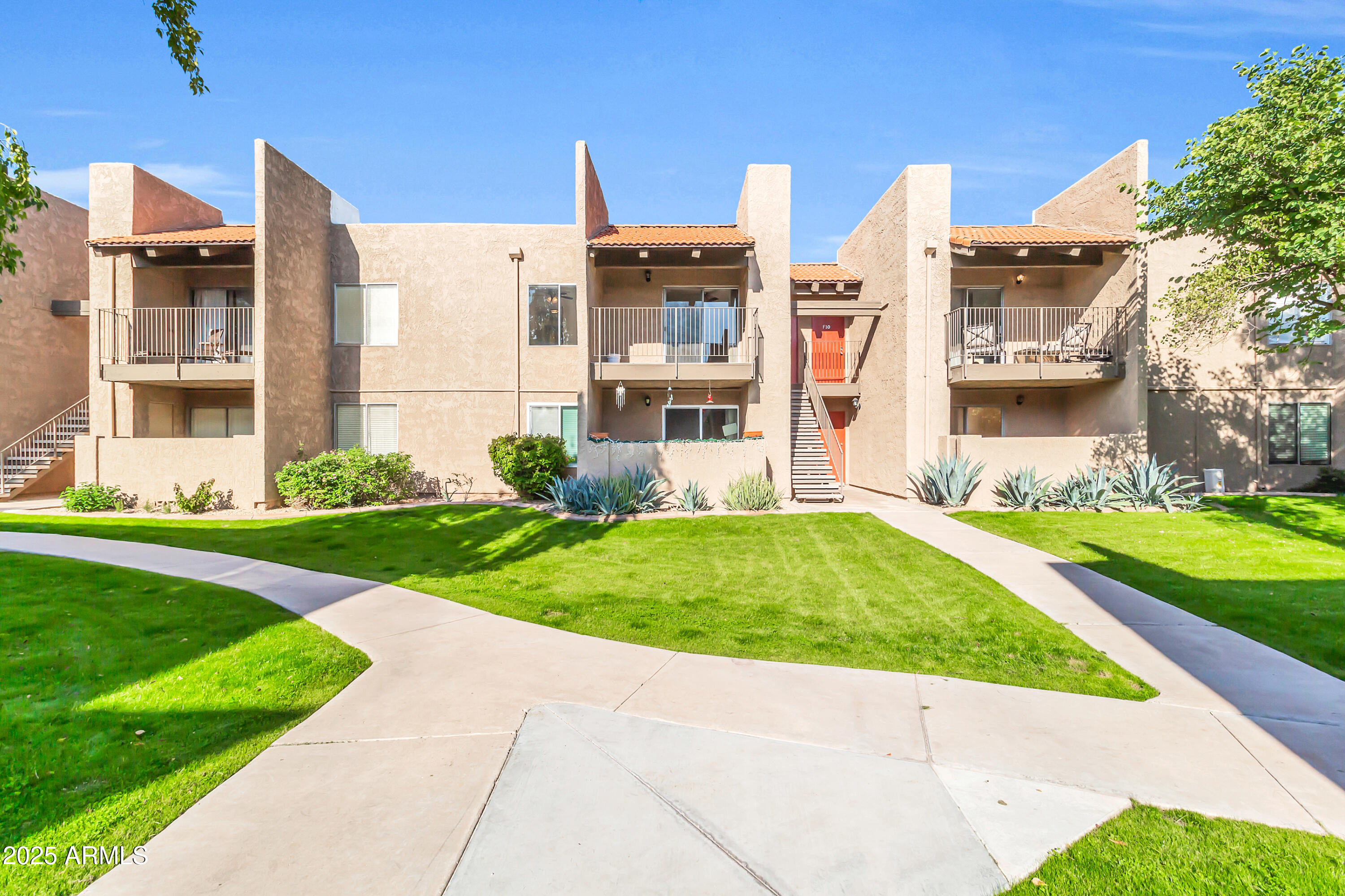5525 East Thomas Road, Unit F9 Phoenix, AZ 85018 - Photo 4 of 48 5525 E Thomas Rd F9-2