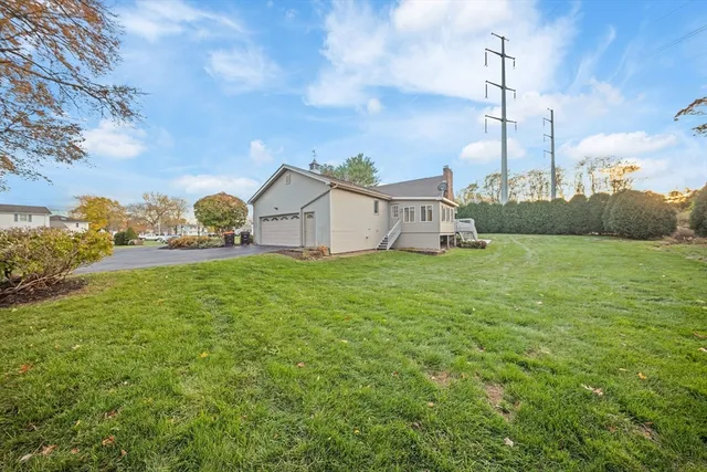 a view of a house with backyard and garden