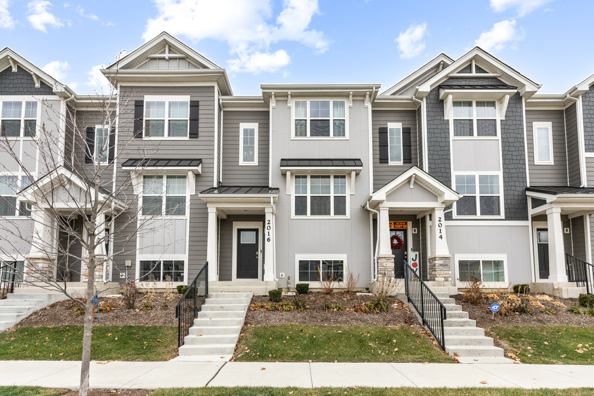 2016 Yellowstone Boulevard Mundelein, IL 60060 - Photo 2 of 26 a front view of a house with garden