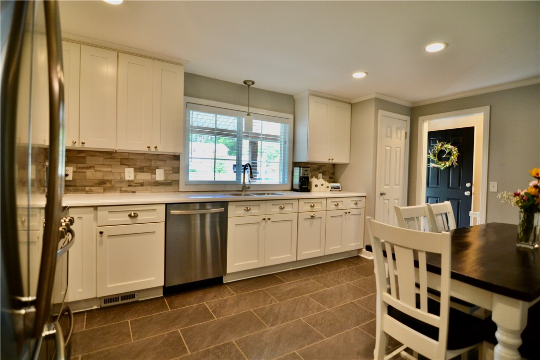 55 Ross Brook Drive Penfield, NY 14625 - Photo 5 of 34