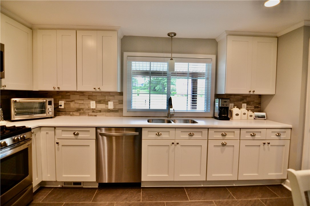 55 Ross Brook Drive Penfield, NY 14625 - Photo 6 of 34