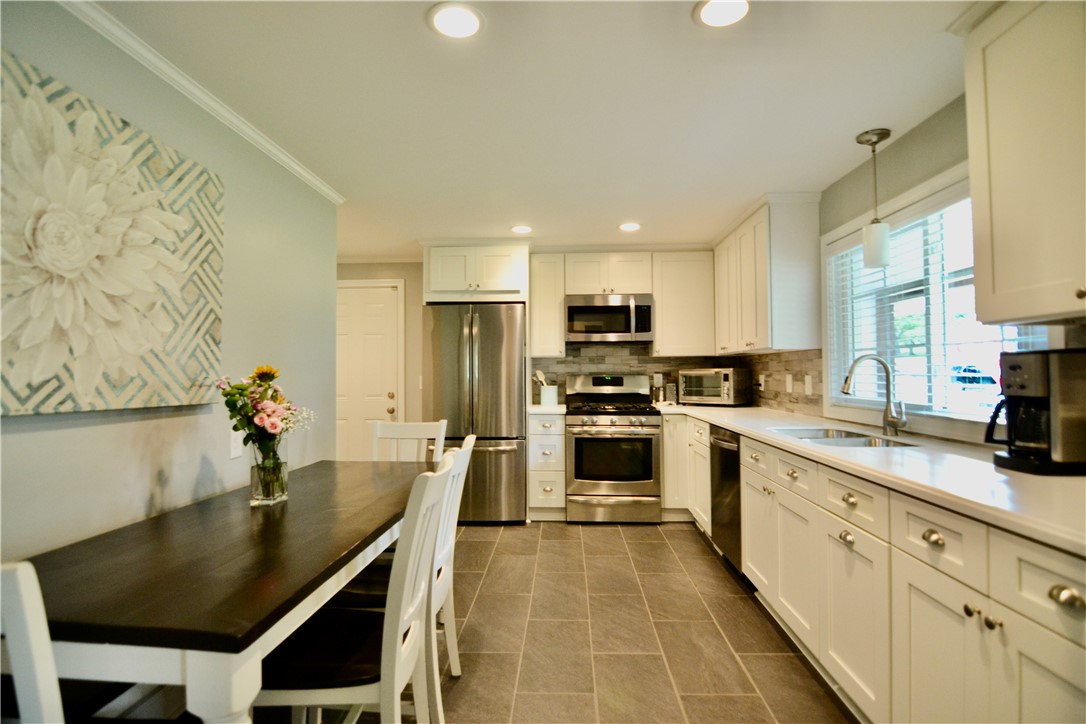 55 Ross Brook Drive Penfield, NY 14625 - Photo 10 of 34