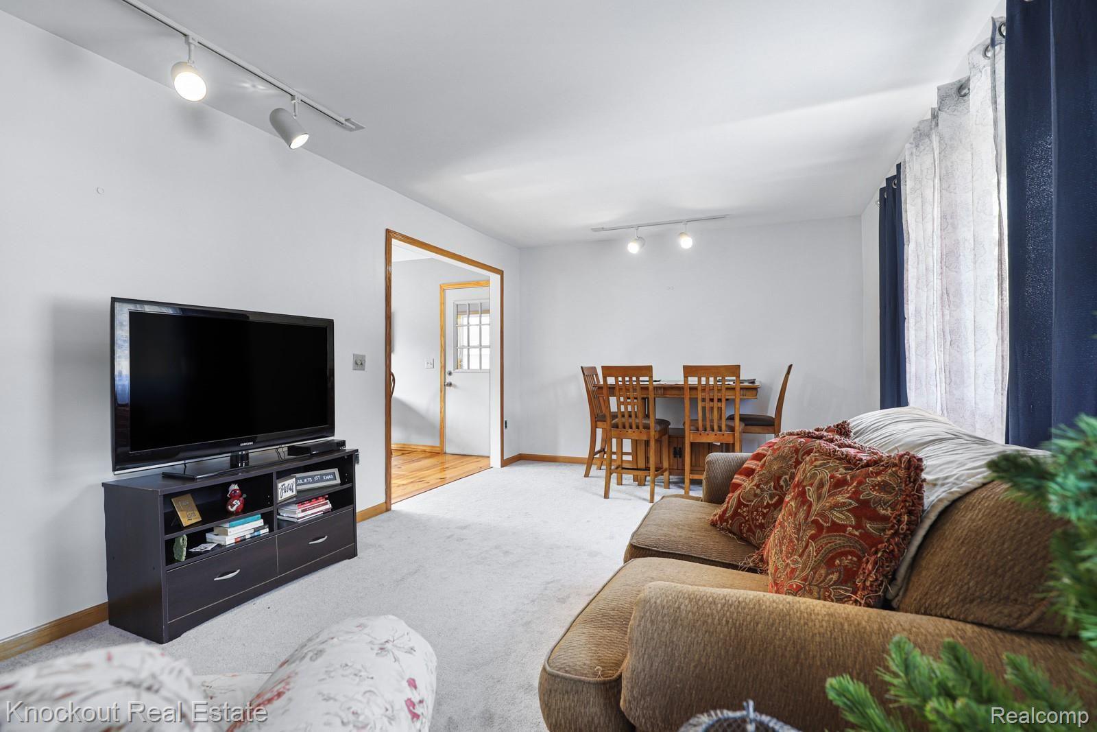 517 Birch Road Vassar, MI 48768 - Photo 5 of 38 517 Birch Rd Vassar-7.jpg