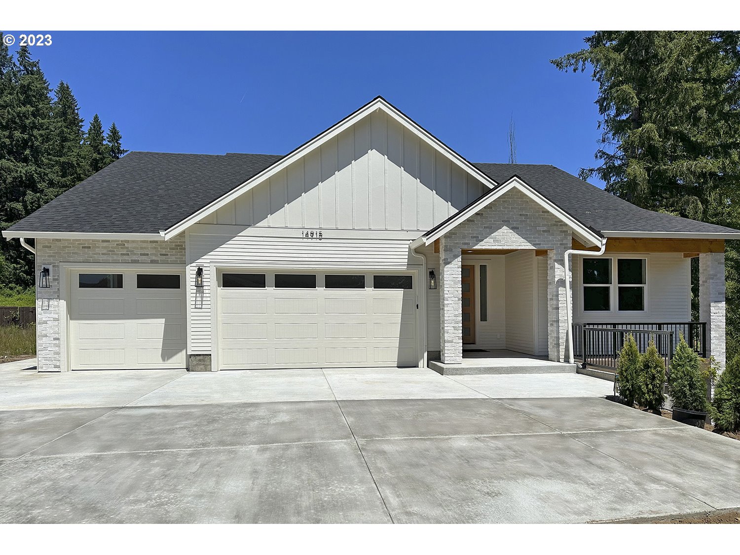 14915 Northeast 40th Street Vancouver, WA 98686 - Photo 1 of 17 a front view of a house with a garden