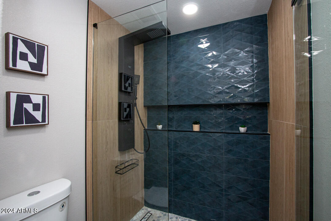 7710 East Gainey Ranch Road, Unit 137 Scottsdale, AZ 85258 - Photo 26 of 56 a bathroom with a toilet and a shower