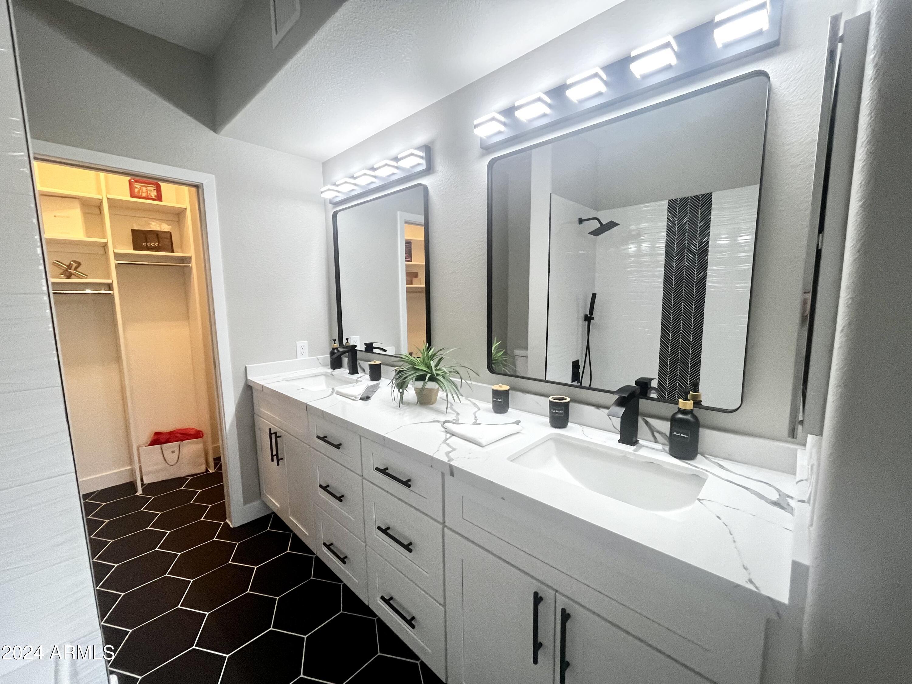 7710 East Gainey Ranch Road, Unit 137 Scottsdale, AZ 85258 - Photo 36 of 56 a bathroom with a double vanity sink mirror and double
