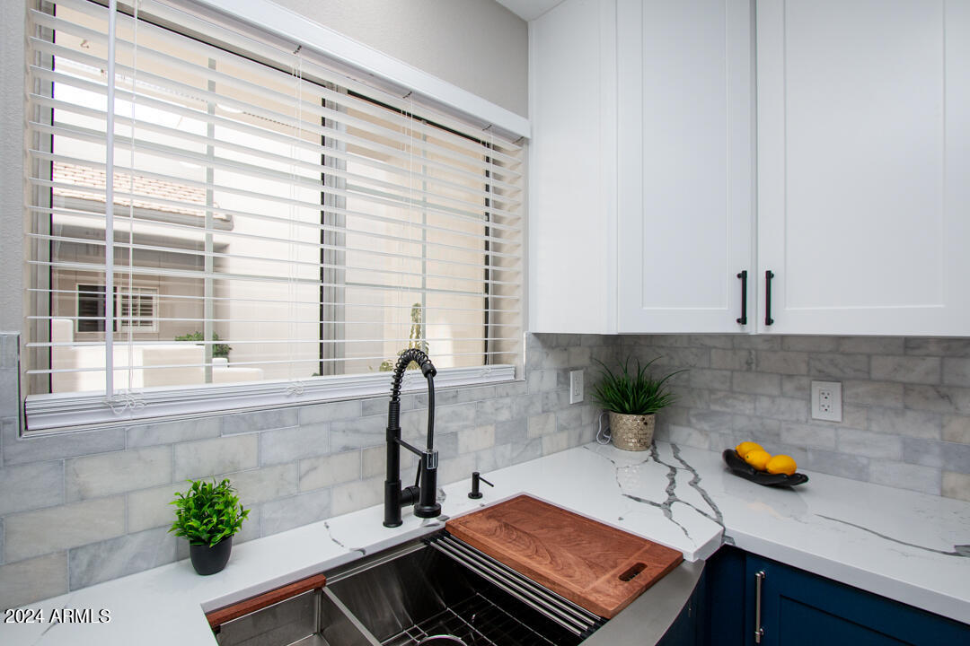 7710 East Gainey Ranch Road, Unit 137 Scottsdale, AZ 85258 - Photo 9 of 56 a kitchen with a sink and a window