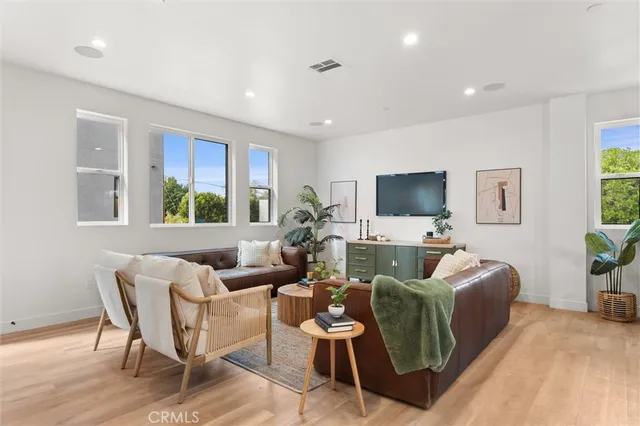 $1,249,000 | 6059 North Tujunga Avenue, North Hollywood, CA 91606