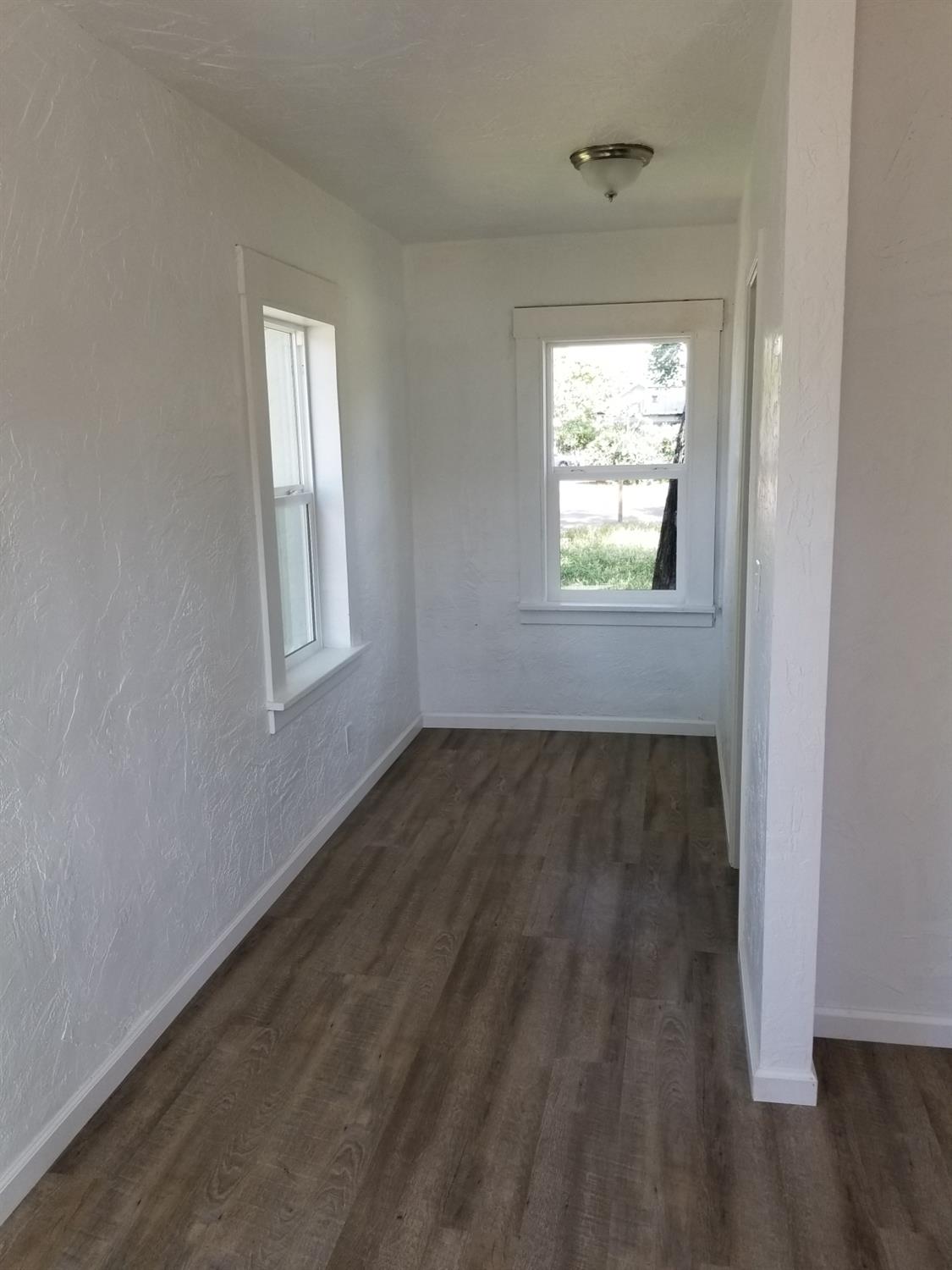 618 J Street Modesto, CA 95354 - Photo 18 of 38 an empty room that has a window