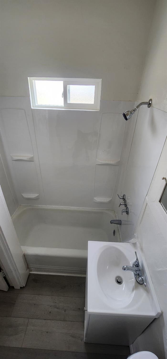 618 J Street Modesto, CA 95354 - Photo 37 of 38 a bathroom with a bathtub