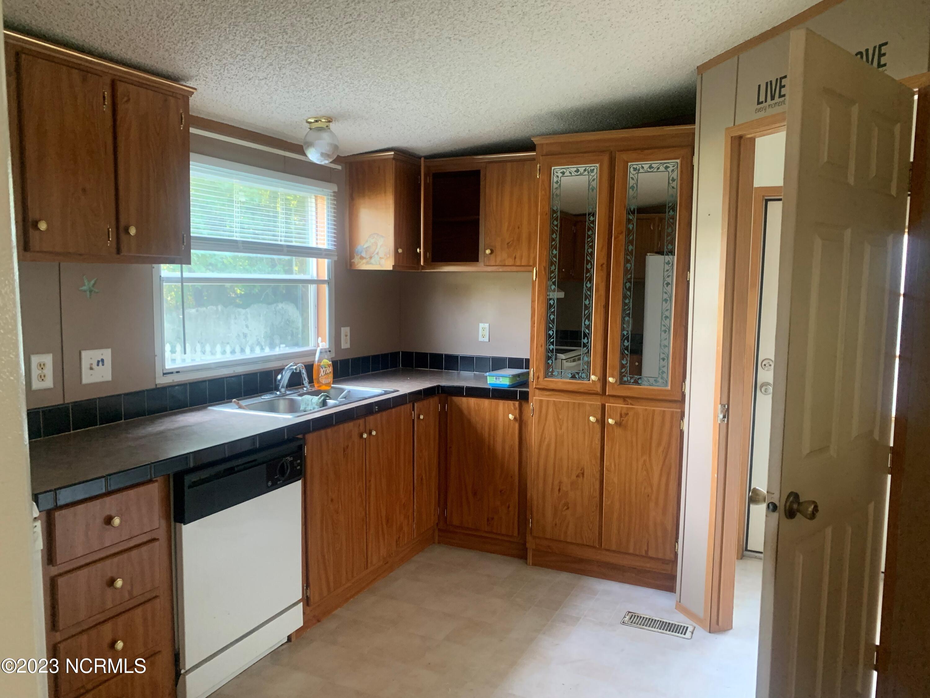 1333 Blue Creek Road, Unit 62 Jacksonville, NC 28540 - Photo 8 of 20 kitchen