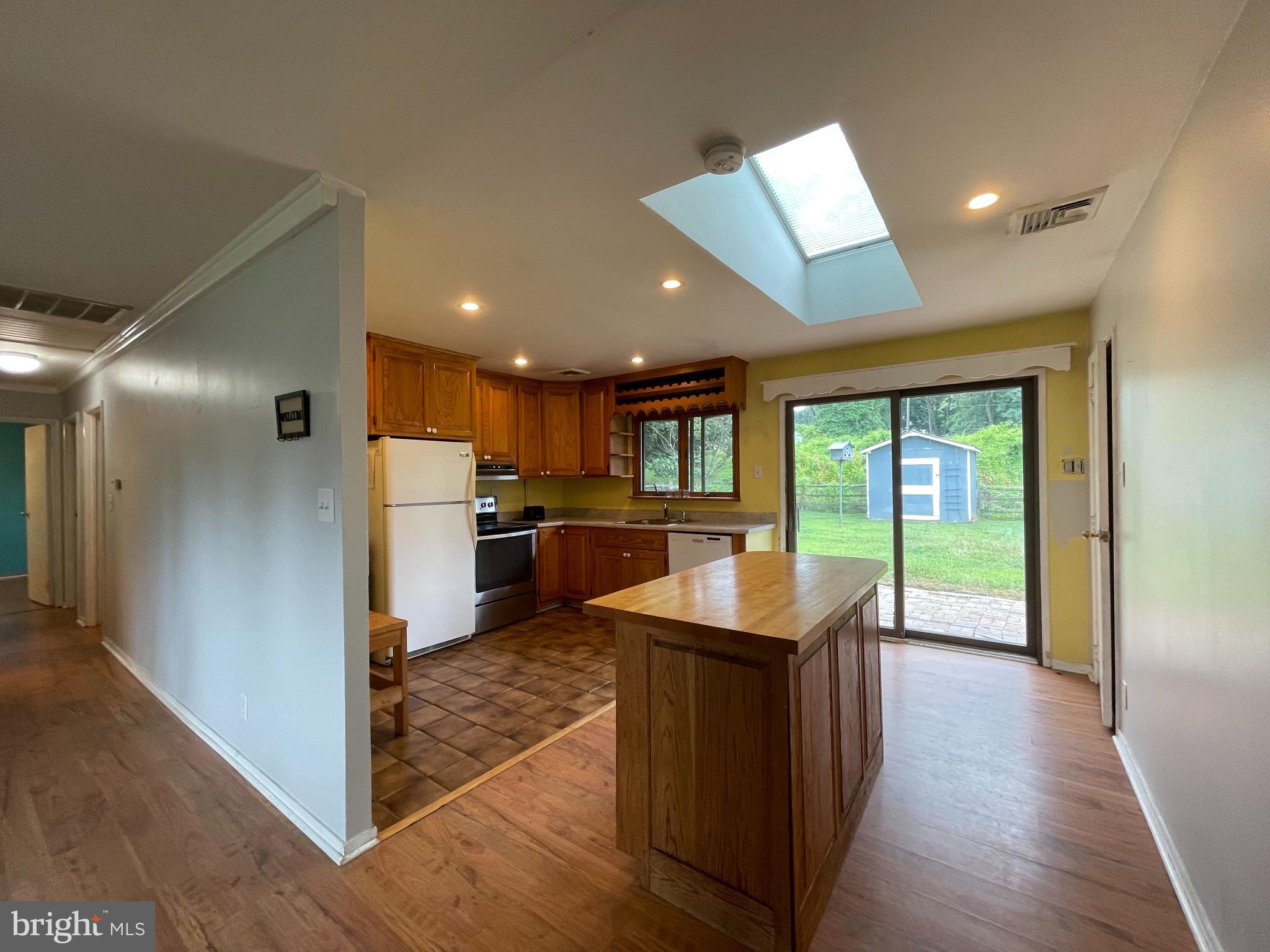 13 Chartwell Road West Grove, PA 19390 - Photo 4 of 11 Kitchen with eat in area, movable island