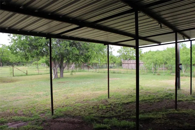 a view of a back yard