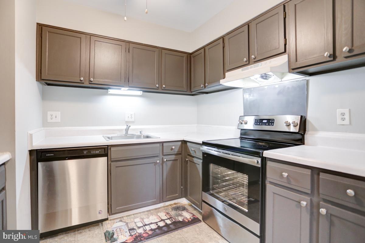 6139 Edsall Road, Unit I Alexandria, VA 22304 - Photo 14 of 26 Plenty of countertop space