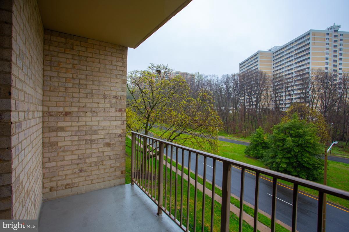 6139 Edsall Road, Unit I Alexandria, VA 22304 - Photo 24 of 26 Large balcony. Grills allowed