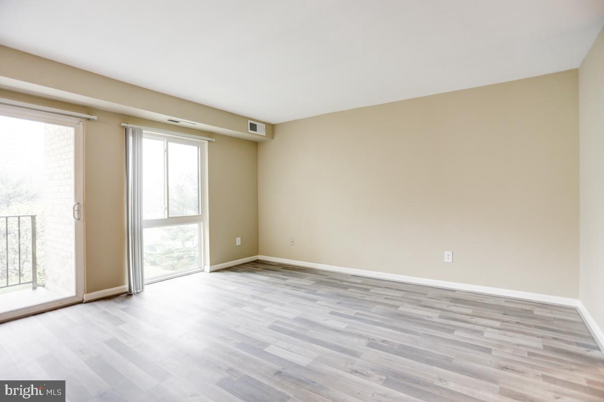 6139 Edsall Road, Unit I Alexandria, VA 22304 - Photo 8 of 26 Bright and light filled