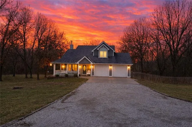 $525,000 | 18208 Crestview Drive, Holt, MO 64048