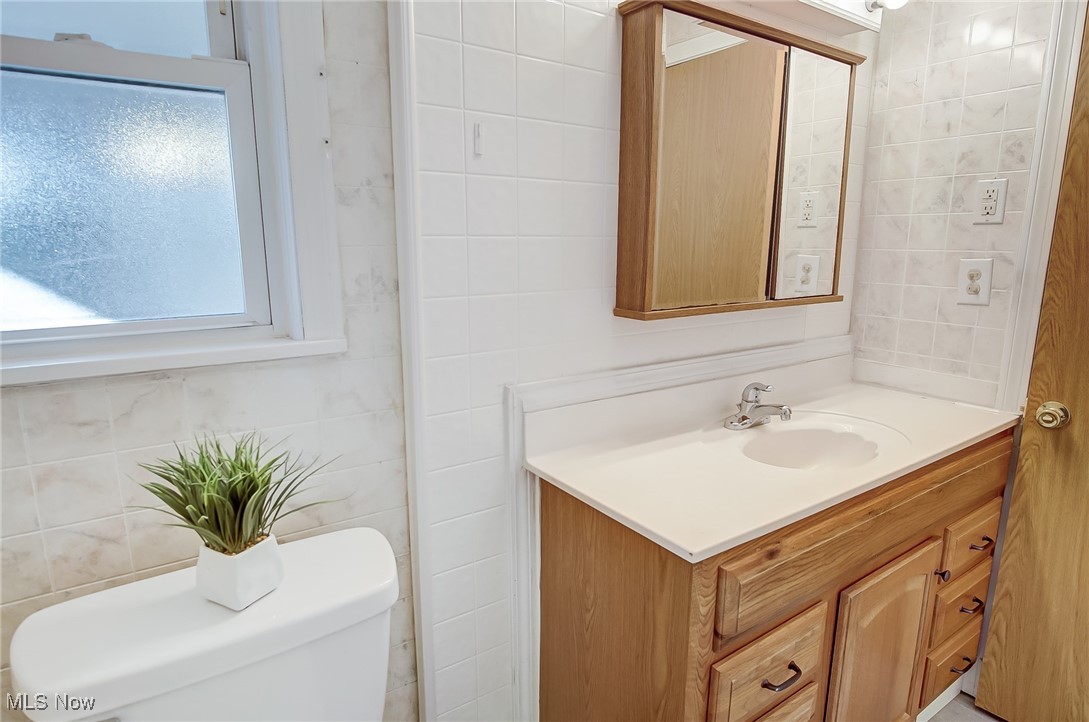 845 East Waterloo Road Akron, OH 44306 - Photo 22 of 37 Bath on First Floor