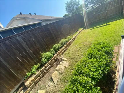 a view of a backyard