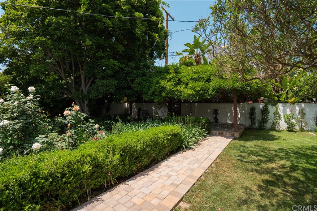 2159 Lorain Road San Marino, CA 91108 - Photo 37 of 42 a backyard of a house with lots of green space