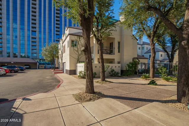 a view of a pathway with house on both side