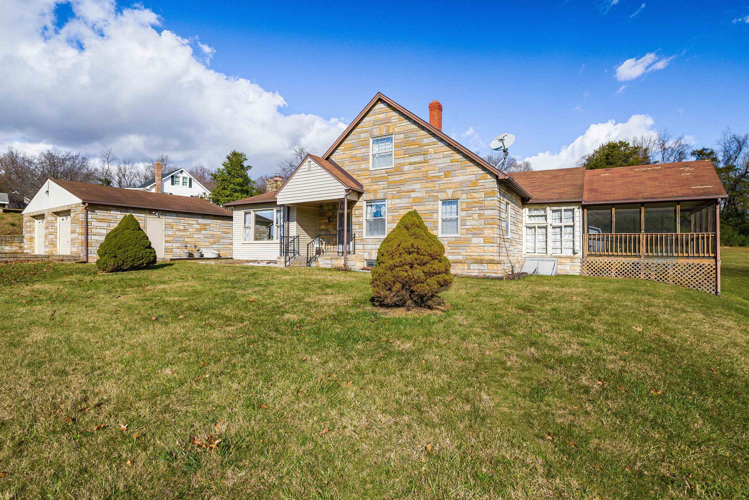 a view of a house with a backyard