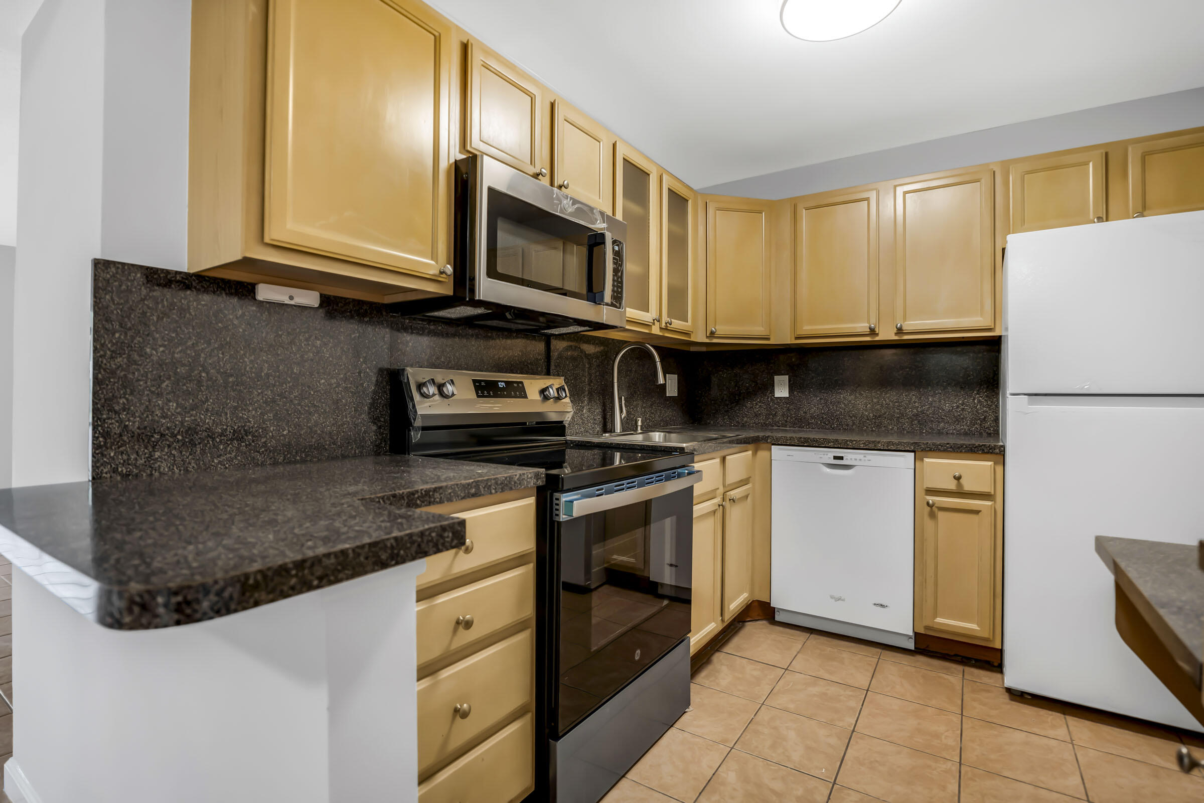490 Northwest 20th Street, Unit 1030 Boca Raton, FL 33431 - Photo 3 of 18 Kitchen