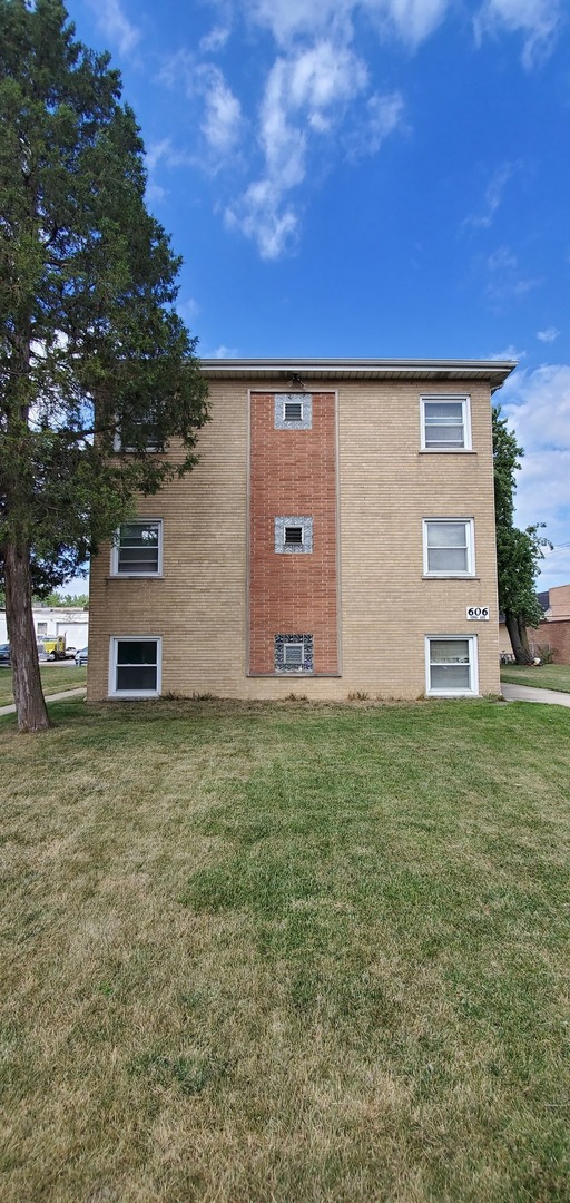 606 Iowa Avenue Addison, IL 60101 - Photo 2 of 20