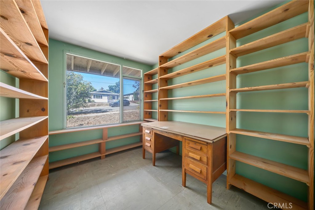 1178 San Carlos Drive San Luis Obispo, CA 93401 - Photo 19 of 32 a room with furniture and a window